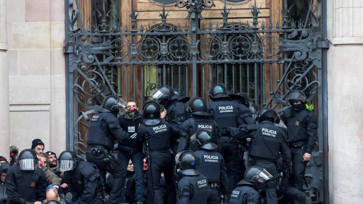 Uns cent activistes impedeixen l'entrada al TSJC a Barcelona durant una hora