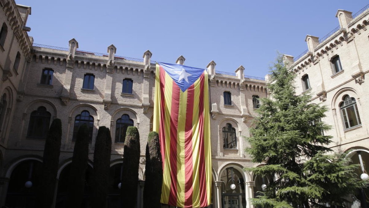 La estelada que los estudiantes desplegaron ayer en el edificio del Rectorado de la UdL.