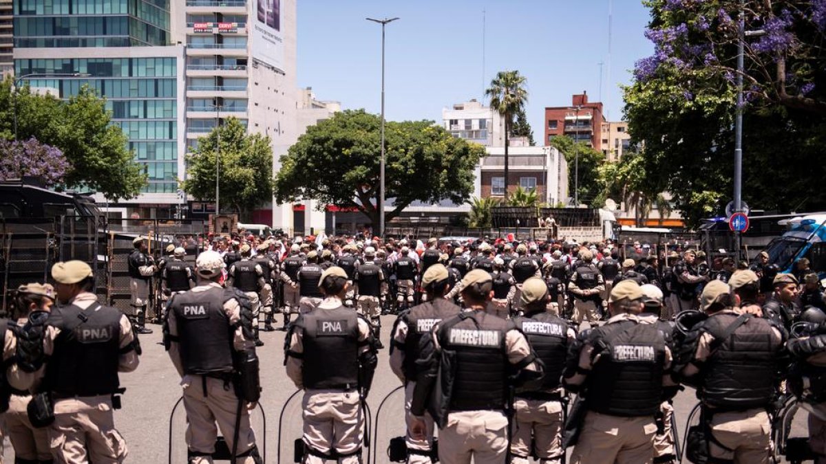 Agentes custodian las inmediaciones del estadio Monumental.