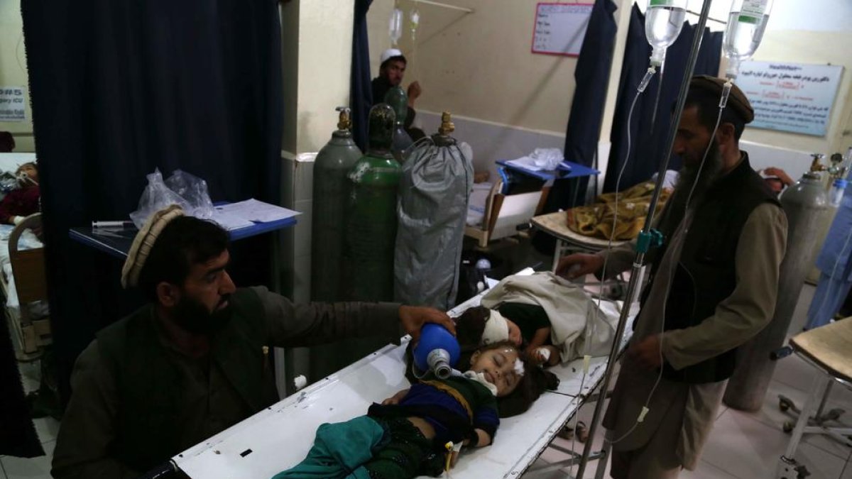 Dos niños heridos por la explosión, atendidos en Jalalabad.