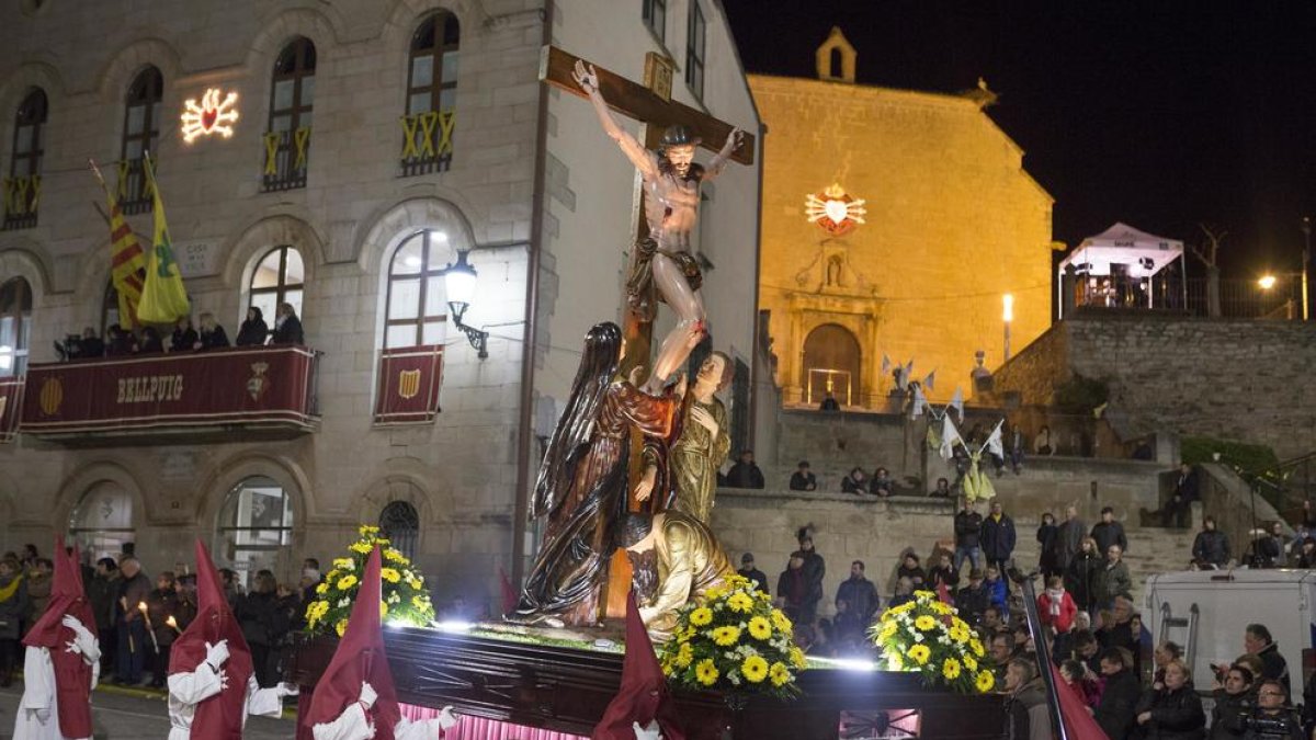 El paso del Calvari por la plaza del Ayuntamiento. Este año es el paso de los priores de Bellpuig.