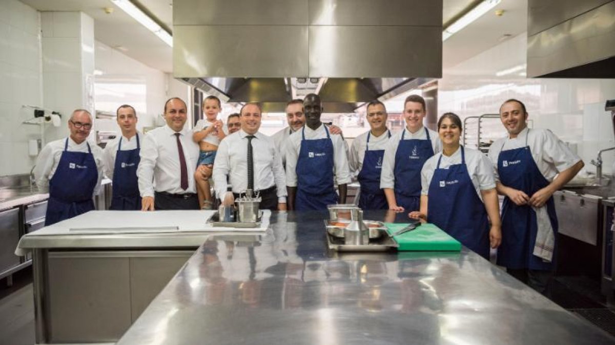 El personal del restaurante La Boscana, en el Pla d’Urgell.