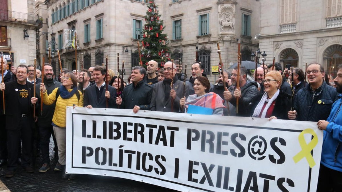 Algunos de los alcaldes y regidores que ayer marcharon por Barcelona en favor de los presos.