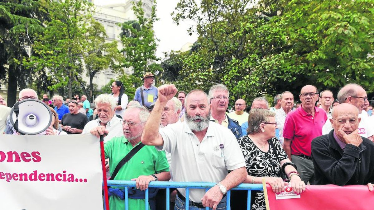 Pensionistas protestando el miércoles a las puertas del Congreso de los Diputados.