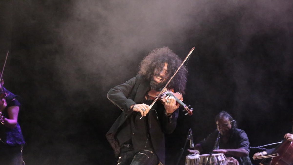 Ara Malikian ‘revoluciona’ la Llotja - El popular violinista de origen libanés y ascendencia armenia Ara Malikian volvió a poner anoche en pie al público de la Llotja de Lleida, en su quinto concierto en cuatro años en la capital del Segr ...