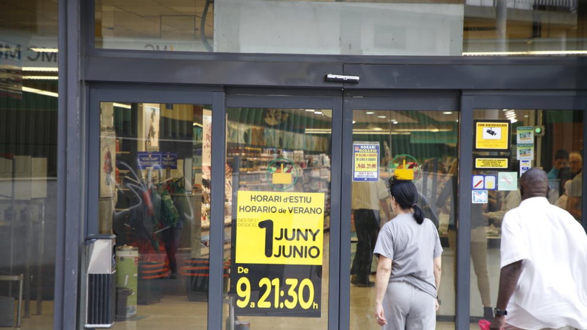 Un supermercat que anuncia el nou horari d’estiu.