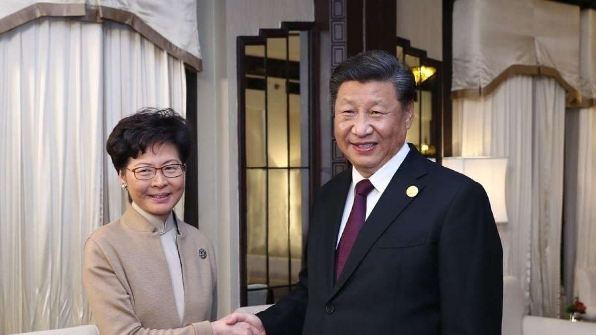 Carrie Lam y Xi Jinping, el lunes en Shanghái.