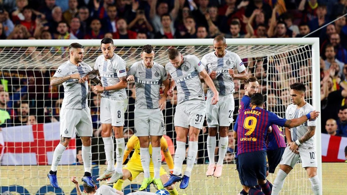 Brozovic se tira al suelo detrás de la barrera para parar el disparo de falta de Luis Suárez.