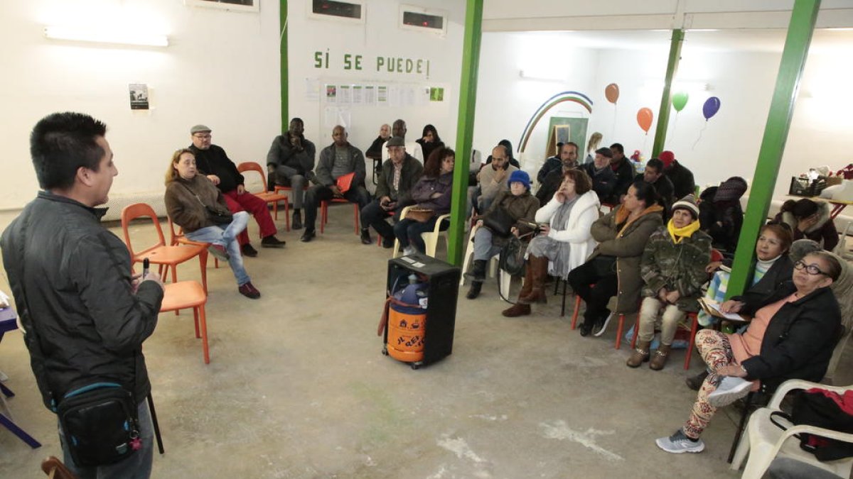 Membres de la PAH, amb famílies a punt de ser desnonades.