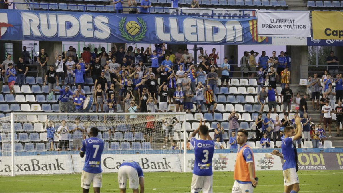 Los jugadores del Lleida saludan a la afición el pasado domingo.