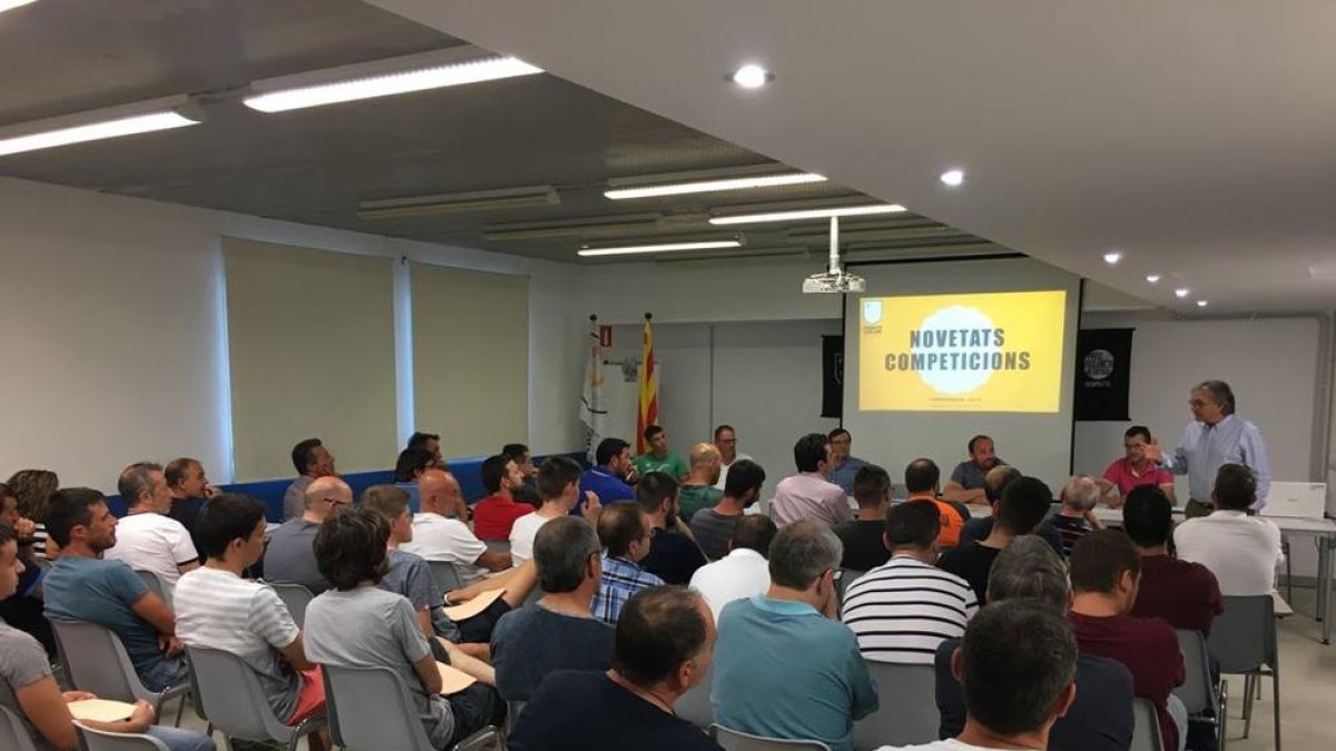 Un momento de la reunión de clubes, que se celebró ayer en el Complex Esportiu del Segrià.