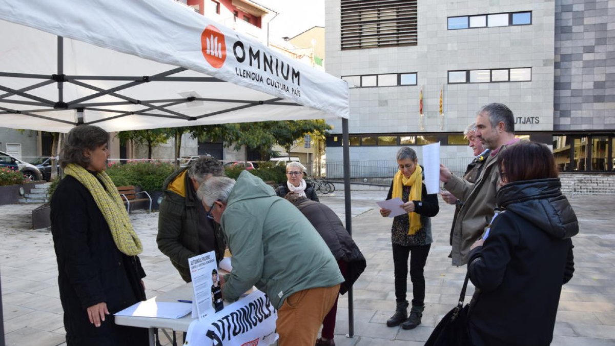 Vecinos del Alt Urgell, ayer, autoinculpándose del 1-O.