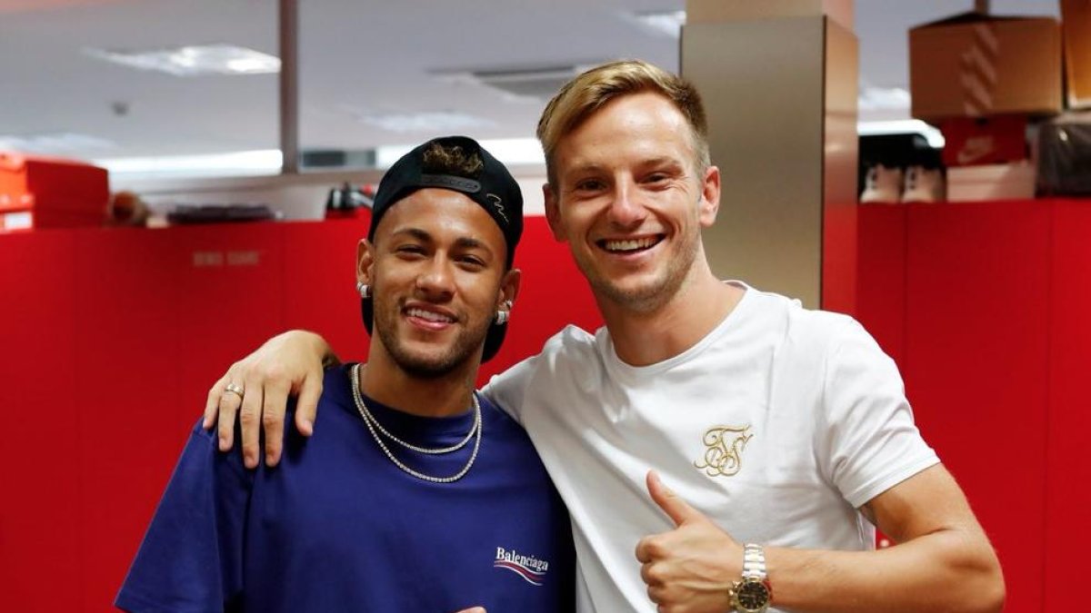 Neymar y Rakitic posan juntos tras la visita del brasileño al vestuario azulgrana.
