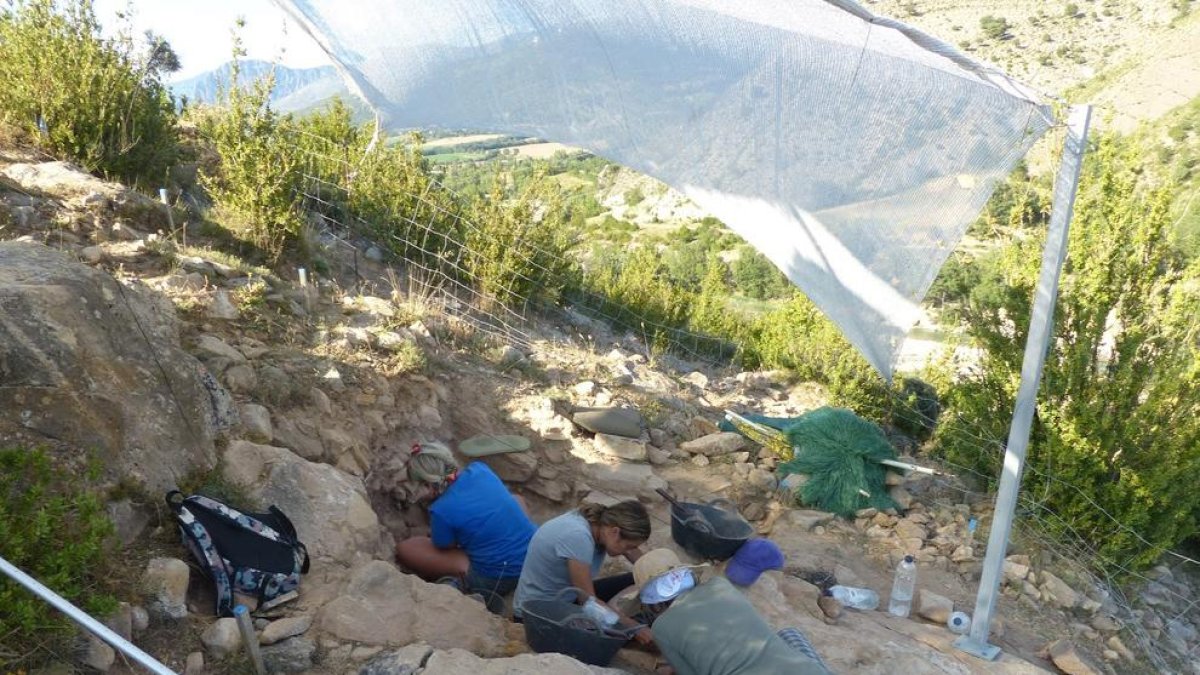 Imatge dels arqueòlegs al jaciment.