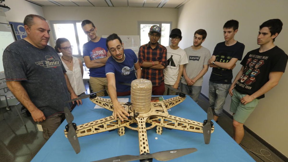 El creador, Lot Amorós, amb els enginyers i el dron que han construït.