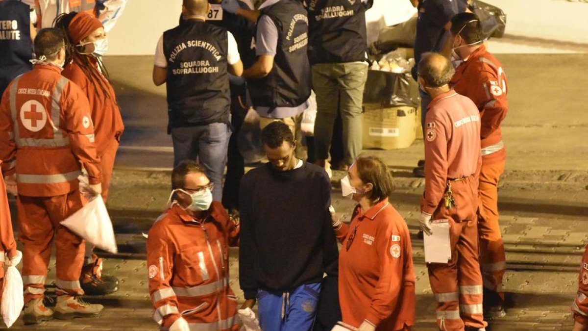 Imagen del domingo del desembarco de los migrantes a bordo del barco italiano “Diciotti”.