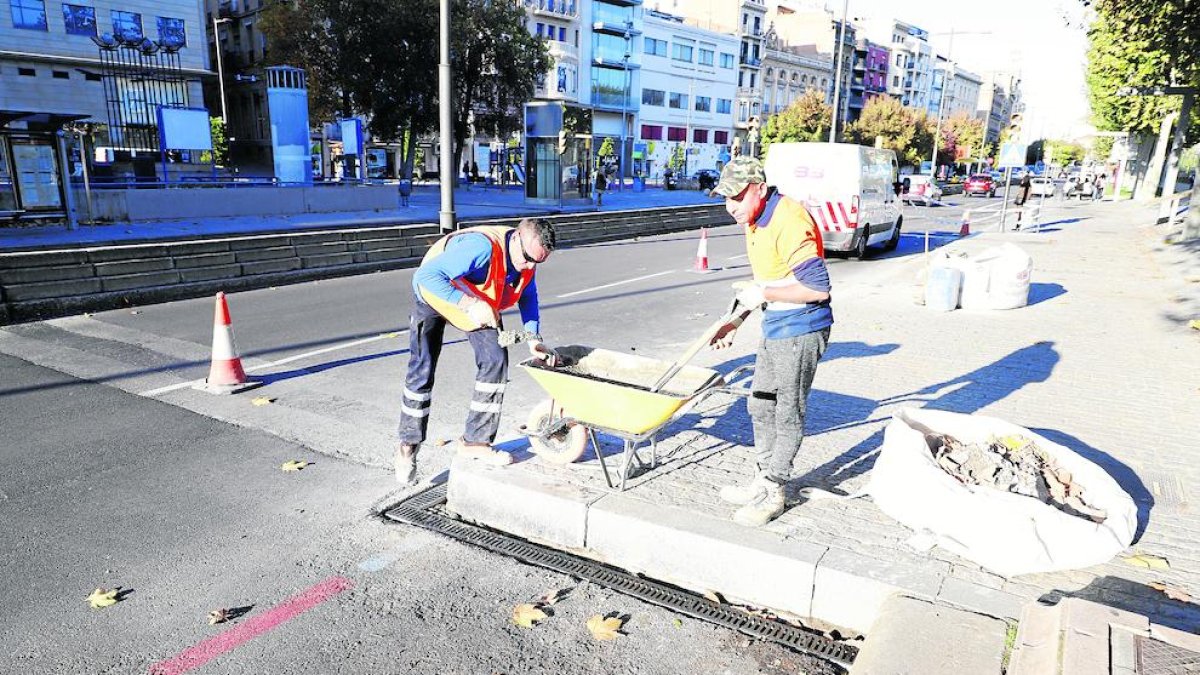 Reponen rejillas del alcantarillado de la avenida de Madrid