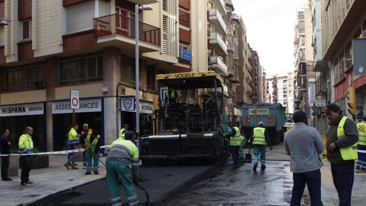 Operarios habilitando ayer un paso elevado en el cruce de Anselm Clavé con Cardenal Remolins.