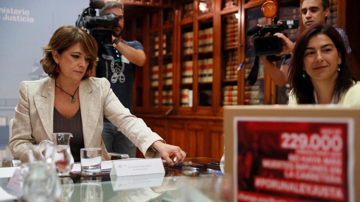 La ministra de Justícia, Dolores Delgado, a l’esquerra de la imatge.