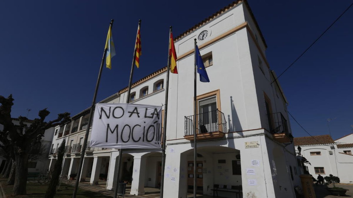 Cartells i una pancarta contra la destitució de l’alcalde de Gimenells ahir a l’ajuntament.