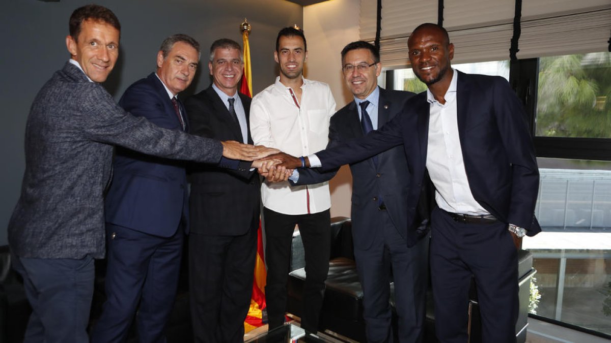 Sergio Busquets, després de l’acord de renovació. A l’esquerra, el lleidatà Ramon Planes.