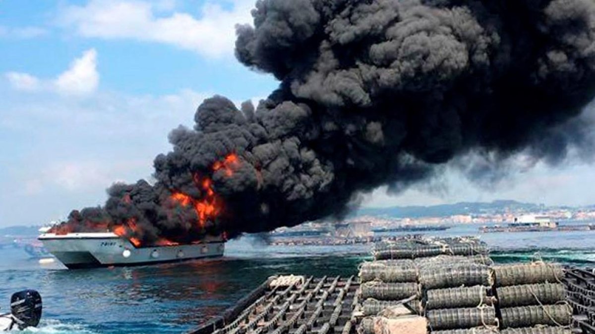 Imatge de l’incendi del catamarà turístic a l’Illa da Toxa.