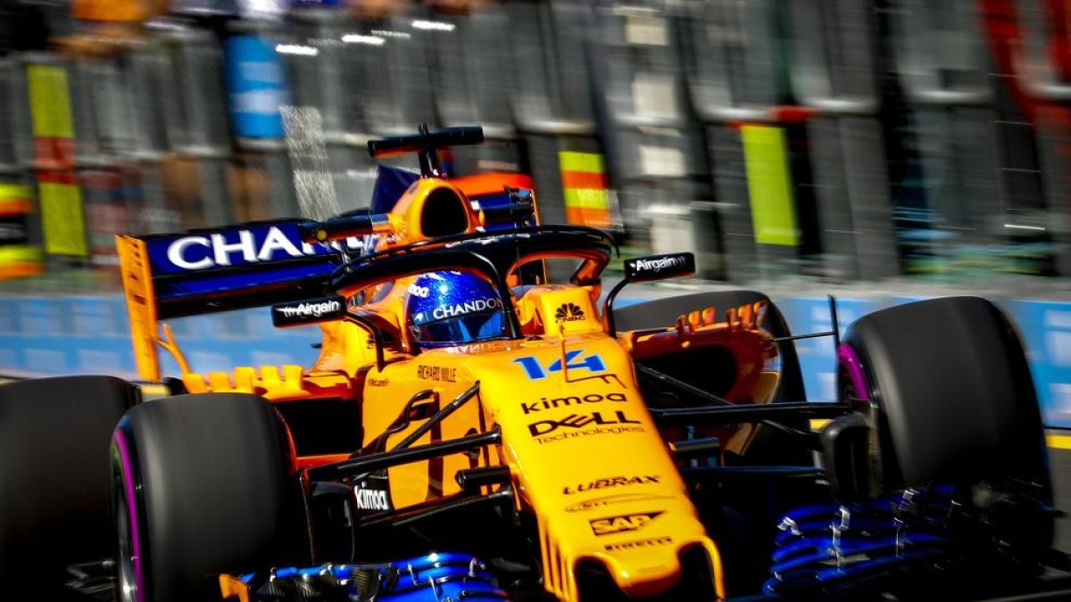 El McLaren de Fernando Alonso, durante la sesión de ayer en el GP de Australia.
