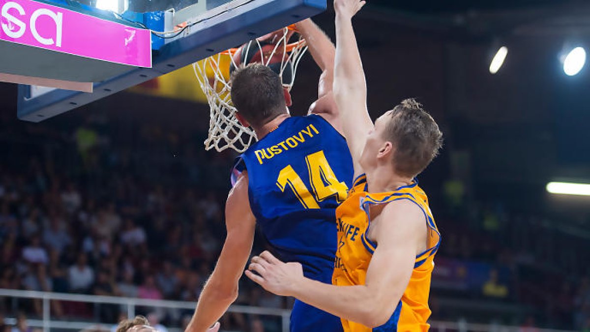 El blaugrana Pustovyi fa una esmaixada en el partit d’ahir.