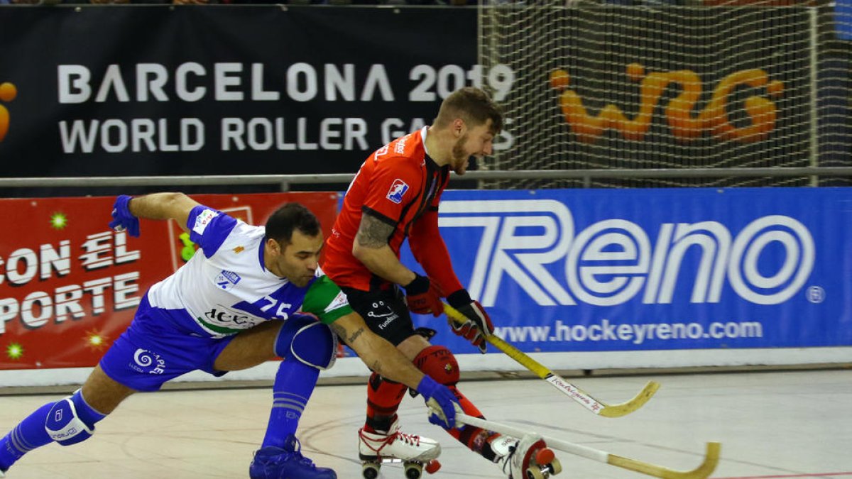 César Candanedo pelea una bola ante un jugador del Reus, en una acción del partido de ayer disputado en Lloret.