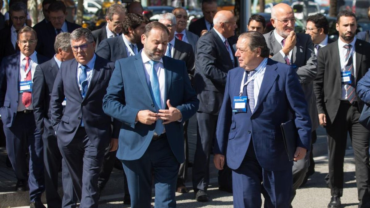 El ministre Ábalos i el president de l’AVE, Vicente Boluda, ahir.