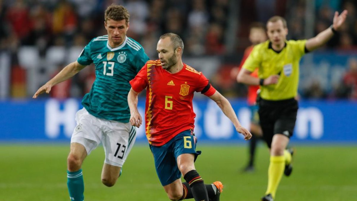 El barcelonista Andrés Iniesta va portar la batuta de la selecció mentre va estar sobre el camp.