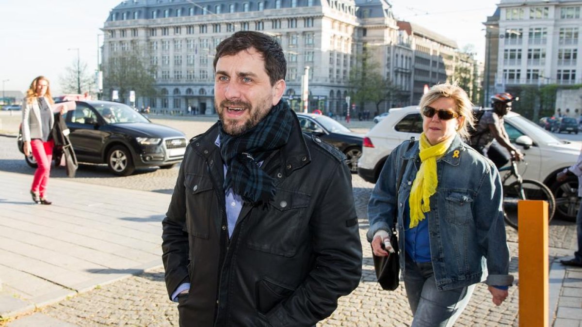 Comín demana al Parlament delegar el seu vot per facilitar així una investidura