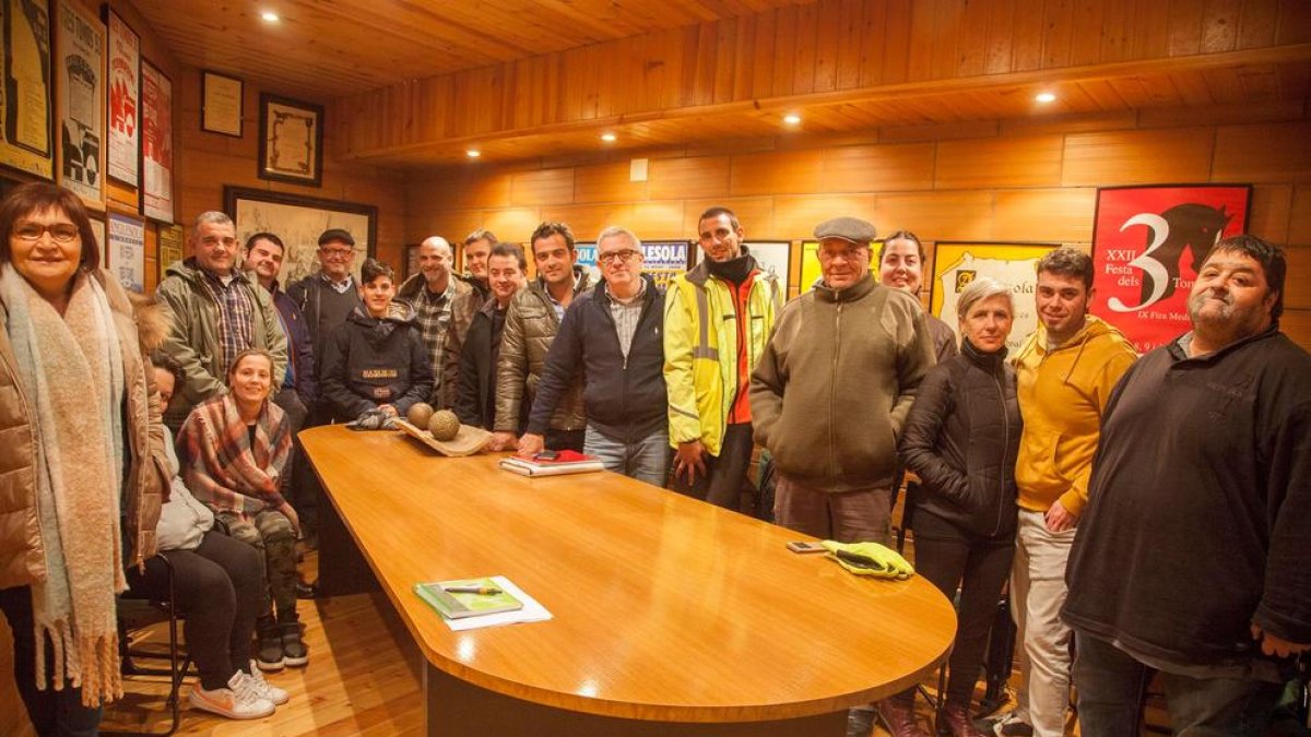 Reunión anoche en la sede la Societat de Sant Antoni Abat con miembros de la nueva y la antigua junta.