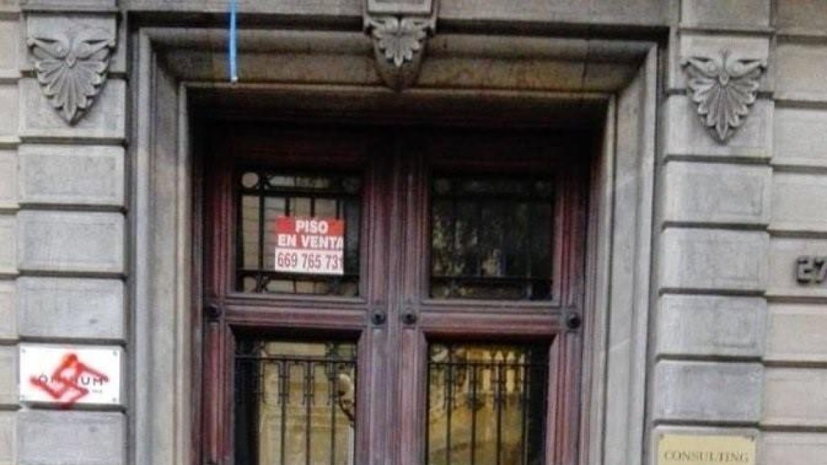 Pintan esvásticas en la sede de Òmnium Cultural