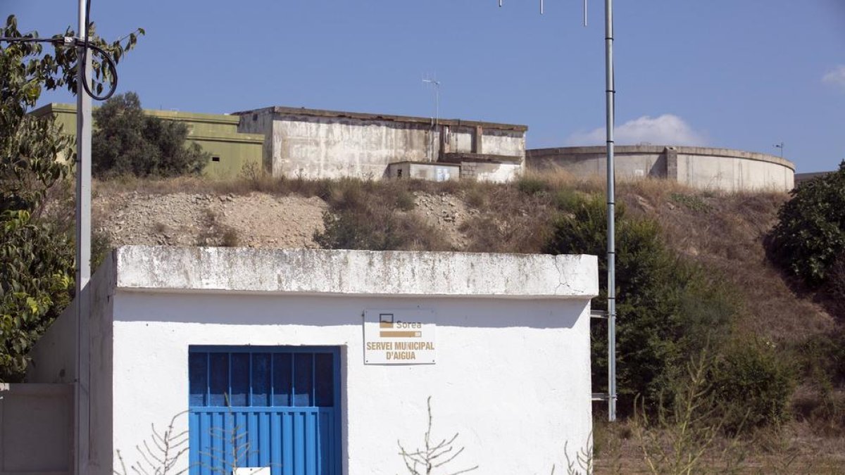 Los depósitos de Guissona ubicados junto al parque de L’Estany.