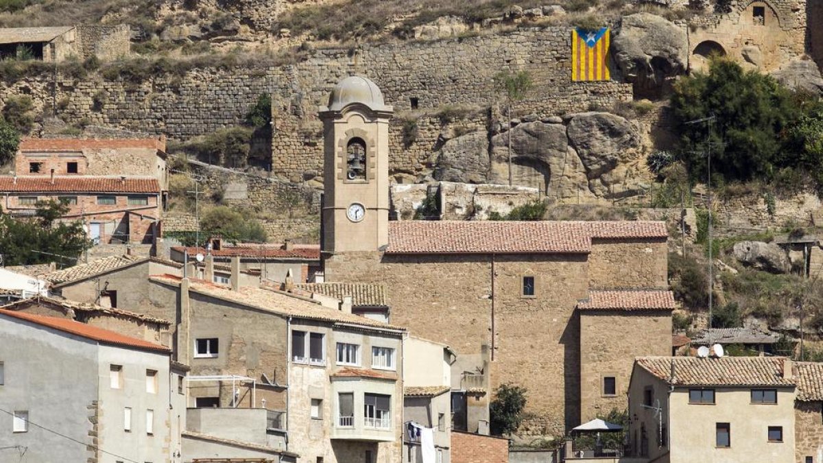 La torre de la iglesia de Biosca con el nuevo reloj.