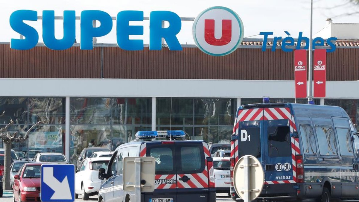 Efectivos de la Gendarmería francesa vigilan en el supermercado donde se produjo la toma de rehenes.