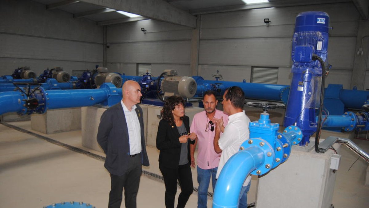 Jordà, acompanyada de l’alcalde i dels regants, a l’estació de bombatge.