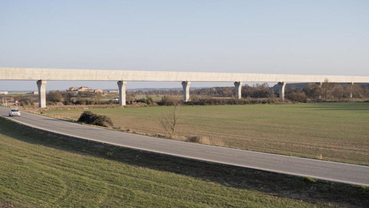 El canal principal  del Segarra-Garrigues a su paso por el municipio de Els Plans de Sió.