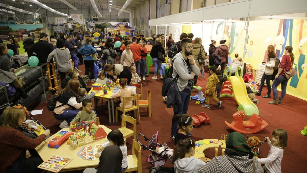 Cervera - El Parc Nadal de Cervera ubicat a la zona esportiva ofereix als més petits un rocòdrom, el tren de la bruixa, llits elàstics o circuits de bicis de tres rodes. Podrà visitar-se fins al dia 4 de gener, en horari de 16 a 20 hores.
