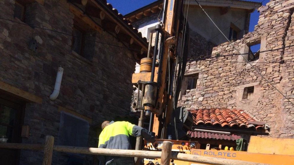 Los geólogos trabajando ayer por la mañana en Mencui.