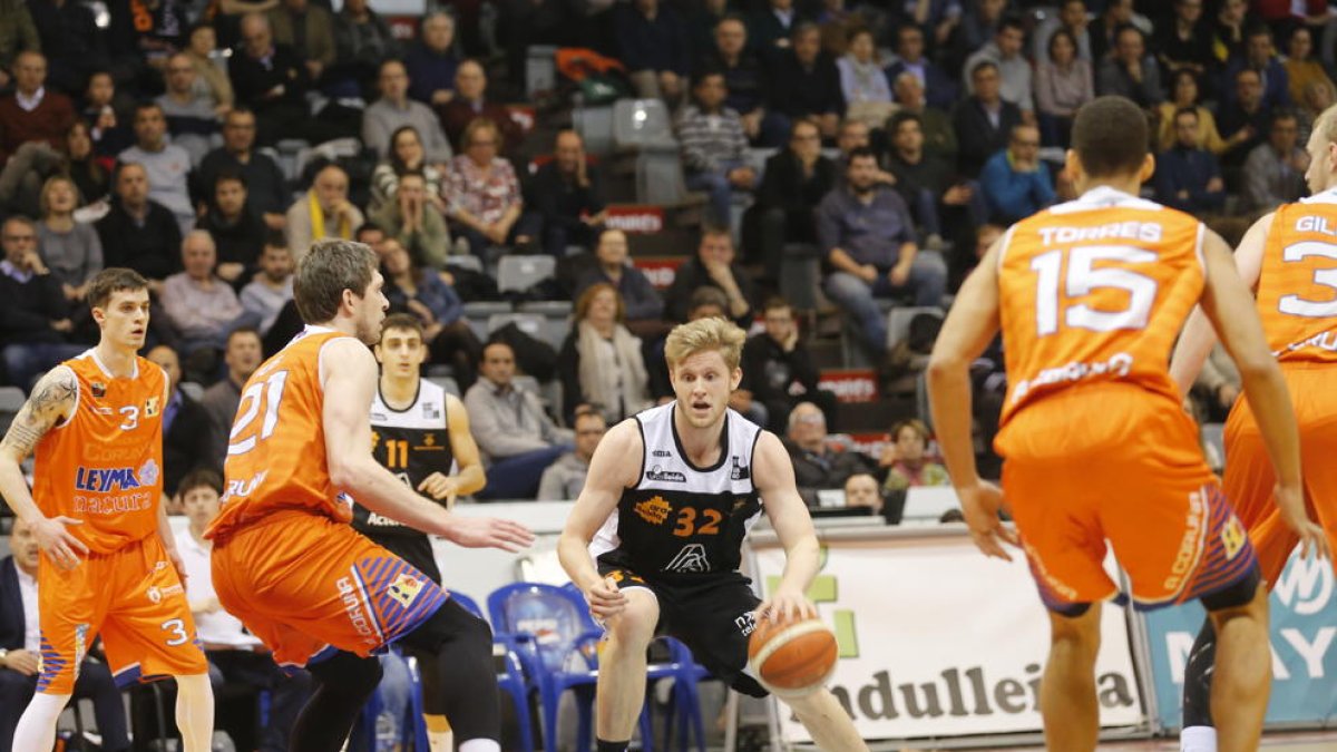 Tim Derksen bota el balón ante Dmitry Flis, que jugó en el Lleida Bàsquet y ayer fue una pesadilla para el Actel Lleida.