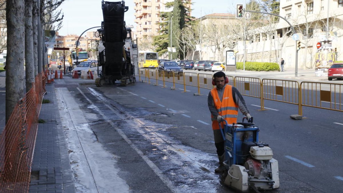 Obres de reforma del carril bici a la rambla d’Aragó