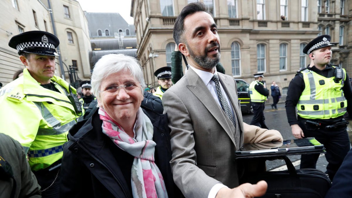 Clara Ponsatí i el seu advocat, Aamer Anwar, ahir després de sortir del jutjat a Edimburg.