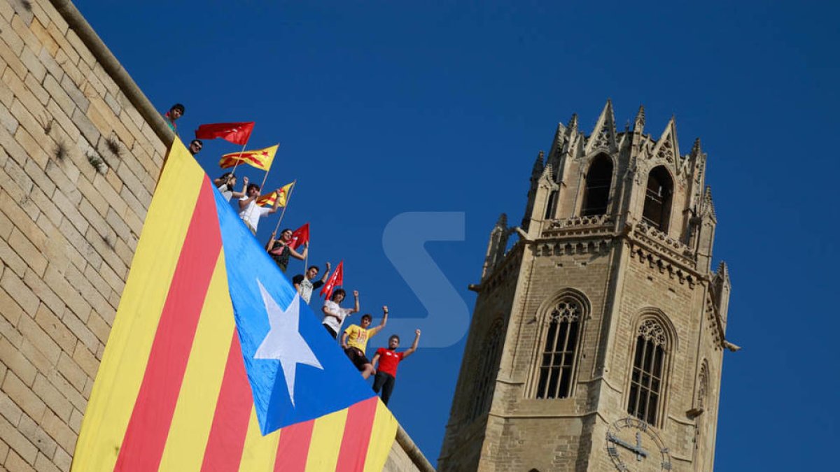 Les JERC pengen una estelada a la Seu Vella