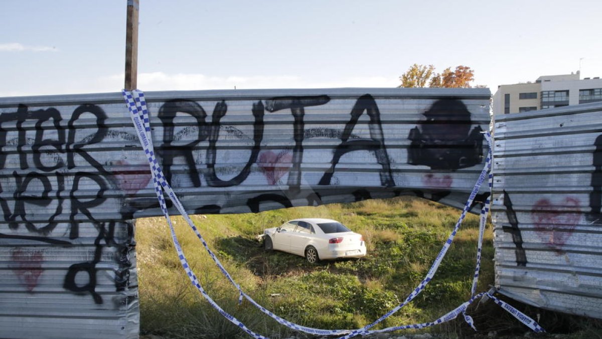 Un vehicle s'encasta contra una tanca a Lleida