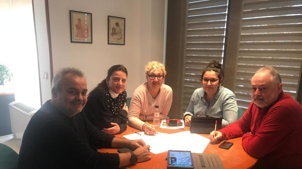 Cases, al centre, amb regidors d’ERC i JxCat de Tremp.