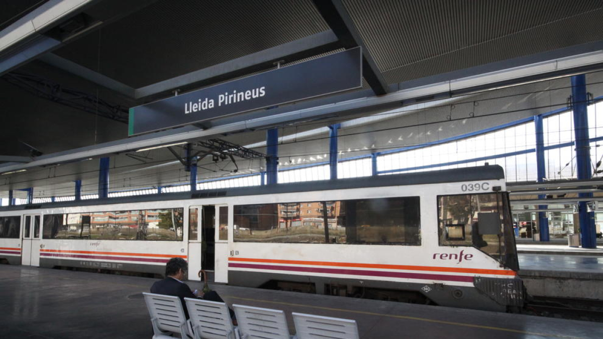 Un tren a l'estació de Lleida. 