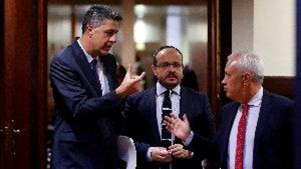 Els diputats PPC abandonen el ple del Parlament per veure-ho