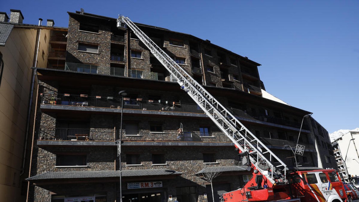 Un herido grave al incendiarse una vivienda en Andorra